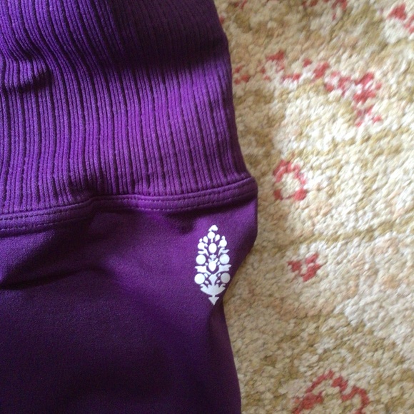 Free People Good Karma HR 7/8 Legging in Eggplant sz XS/S NWOT - Picture 9 of 13